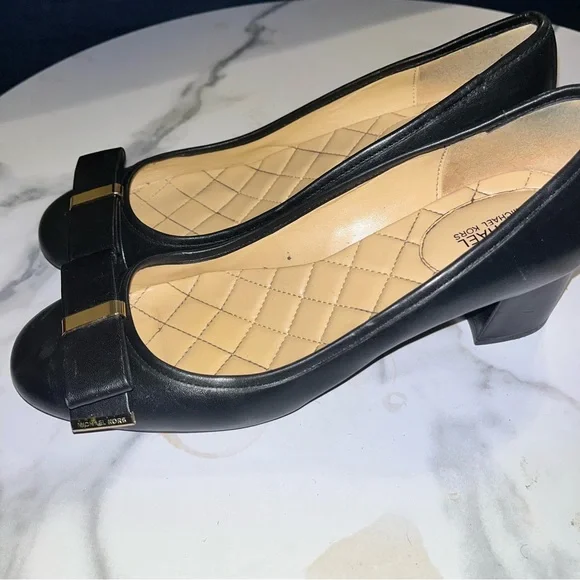 Michael Kors Black Leather Kiara Mid PumpHeels with Gold Tone Hardware sz 10 - Picture 4 of 9